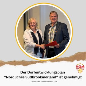 Zwei Personen lächeln in die Kamera und schütteln sich die Hände