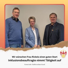 Drei Personen lächeln in die Kamera