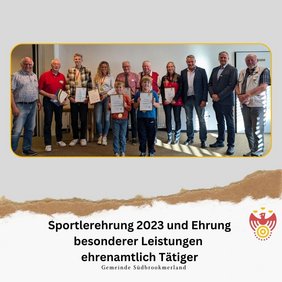 Einige Erwachsene und zwei Kinder lächeln in die Kamera. Einige Personen halten ein Dokument in der Hand.