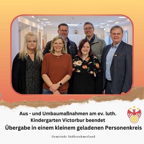 Mehrere Menschen lächeln in die Kamera