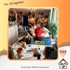 Mehrere Kinder beim Bemalen von Tontöpfen