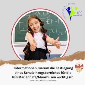 Ein Mädchen steht vor einer Tafel und lächelt in die Kamera. Sie zeigt mit beiden Daumen nach oben.