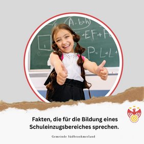 Ein Mädchen steht vor einer Tafel und lächelt in die Kamera. Sie zeigt mit beiden Daumen nach oben.