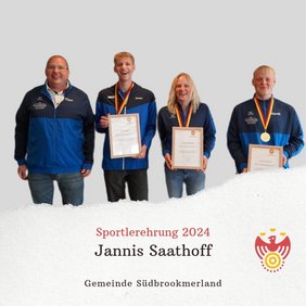 Mehrere Personen halten Urkunden in der Hand, tragen eine Medaille um den Hals und lächeln in die Kamera