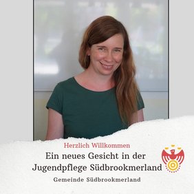 Eine Frau lächelt in die Kamera
