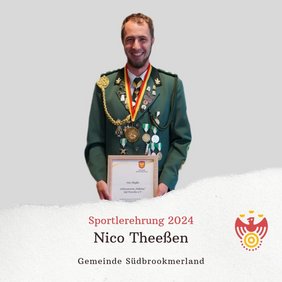 Nico Theeßen hält eine Urkunde, trägt eine Medaille um den Hals und lächelt in die Kamera
