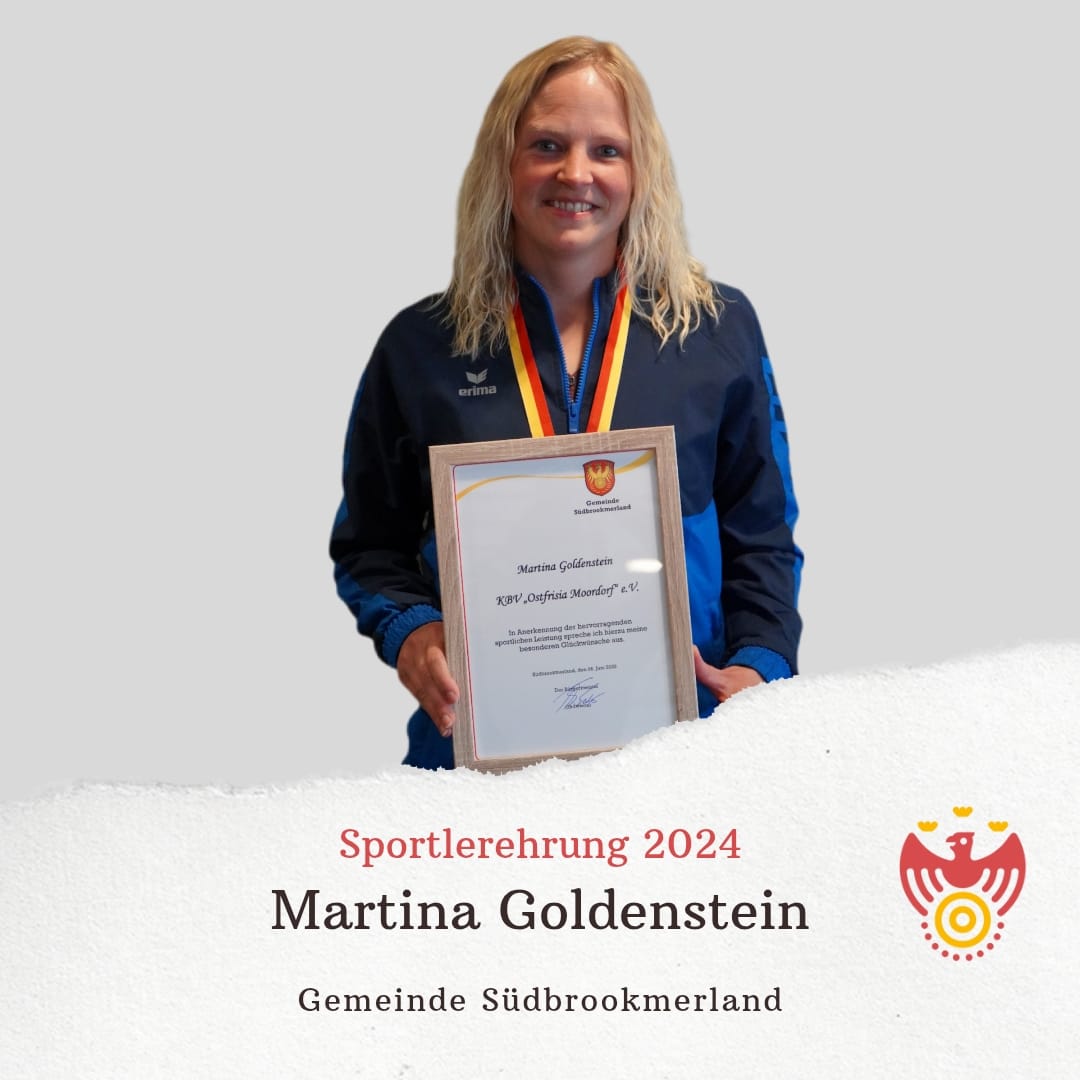 Martina Goldenstein hält eine Urkunde, trägt eine Medaille um den Hals und lächelt in die Kamera