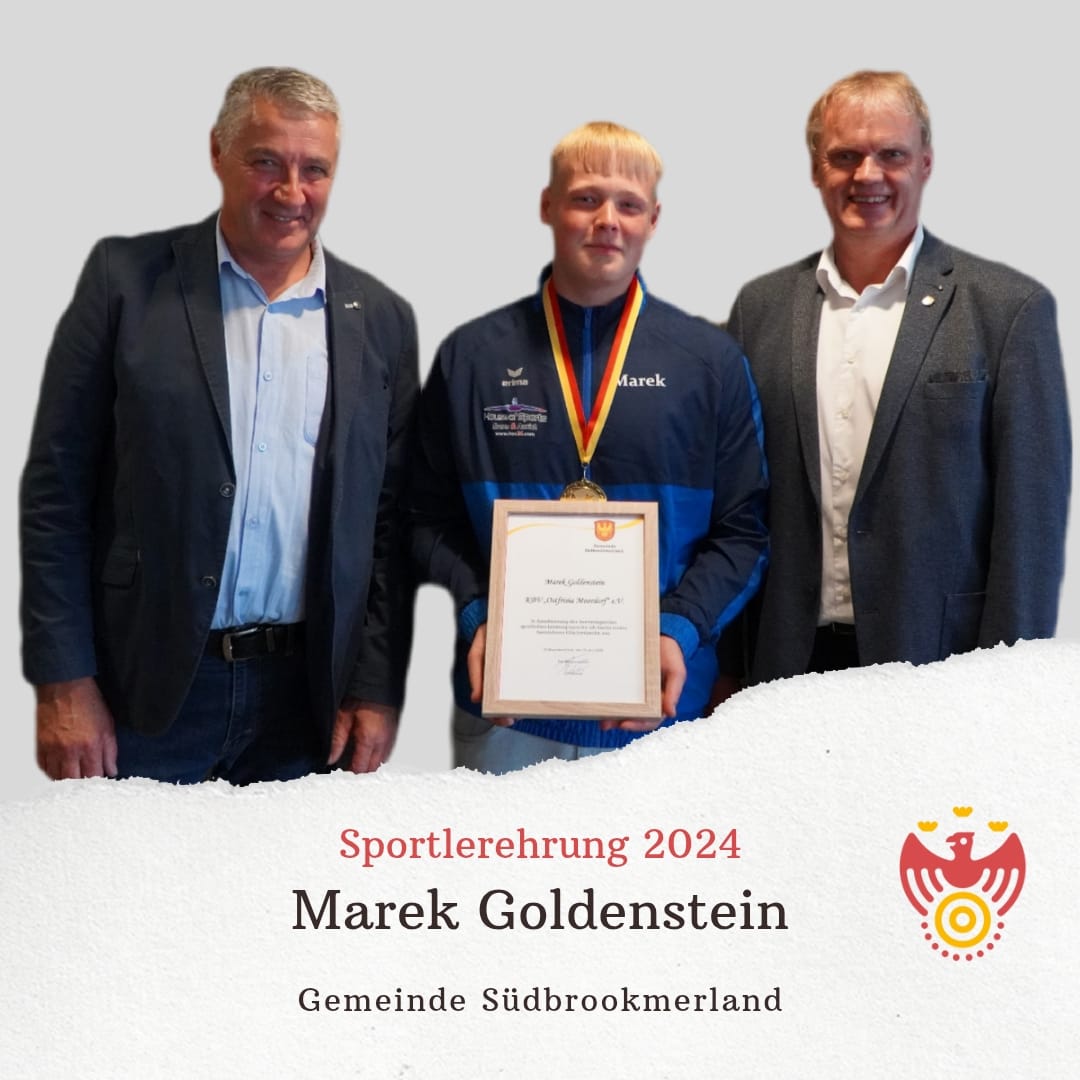 Drei Personen lächeln in die Kamera. Eine Person hält eine Urkunde und trägt eine Medaille um den Hals.