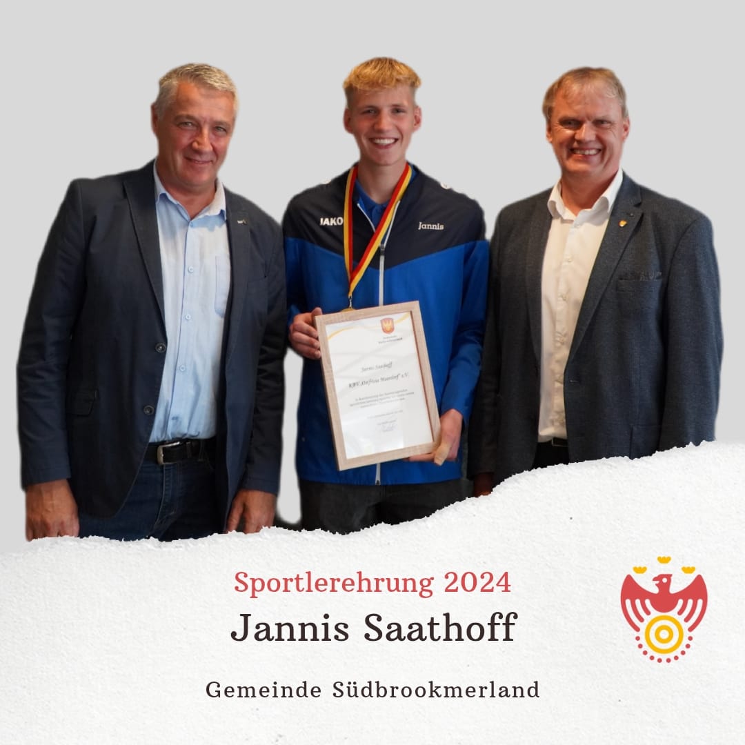 Drei Personen lächeln in die Kamera. Eine Person hält eine Urkunde und trägt eine Medaille um den Hals