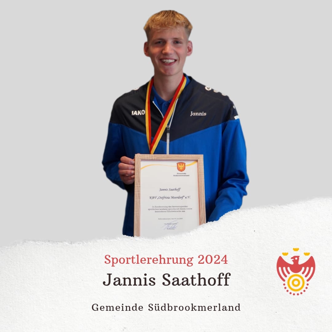 Jannis Saathoff hält eine Urkunde, trägt eine Medaille um den Hals und lächelt in die Kamera