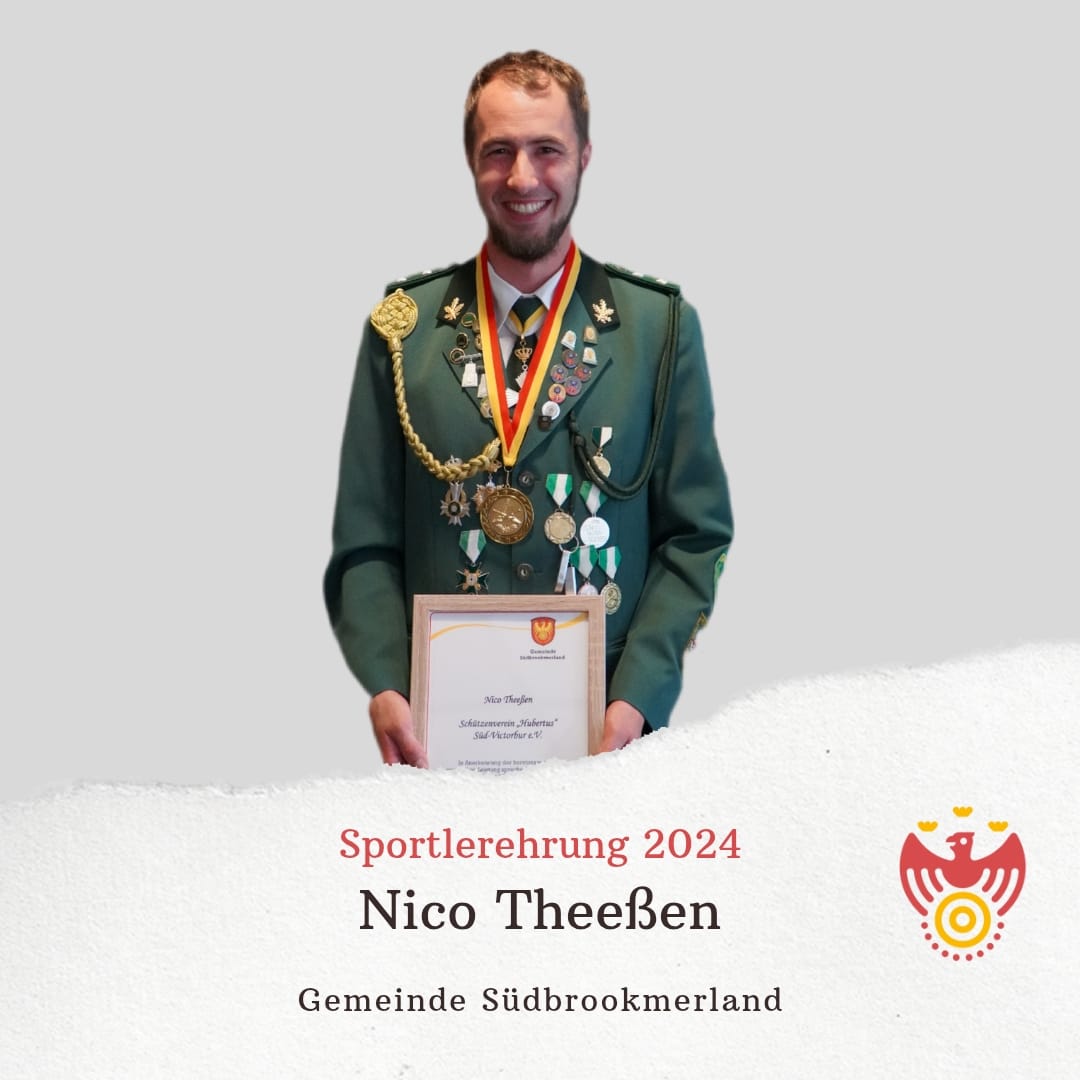 Nico Theeßen hält eine Urkunde, trägt eine Medaille um den Hals und lächelt in die Kamera